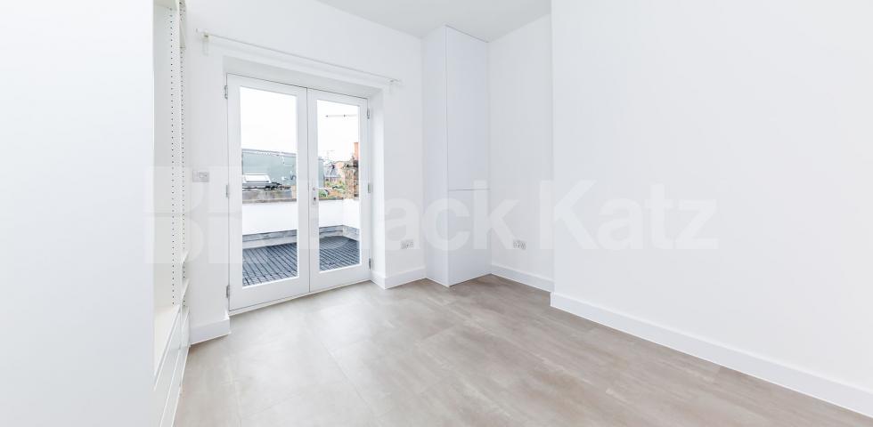			NEWLY REFURBISHED & ROOF TERRACE! , 1 Bedroom, 1 bath, 1 reception Flat			 York Way, CAMDEN